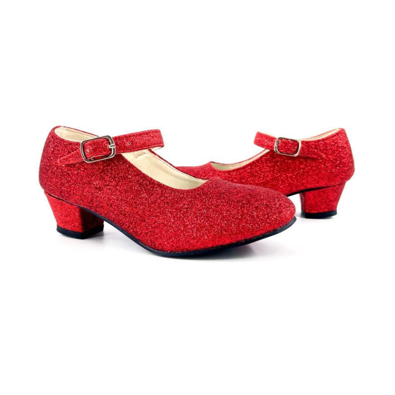 Impresionantes zapatos de tacón de aguja rojos. niña fashionista