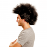 Hombre con peluca punkie negra, ideal para disfraces de rock y punk, vista lateral.