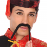 Hombre con bigote mandarín negro postizo, complemento para disfraz temático asiático