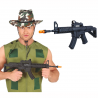 Modelo con Disfraz Militar y Rifle de Asalto 56 cm