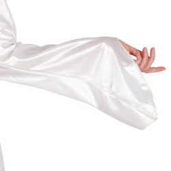 Mujer con disfraz de ángel blanco con vestido asimétrico, cinturón dorado y alas, posando para evento navideño