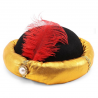 Sombrero de paje dorado con pluma roja y detalles decorativos en tono perlado.