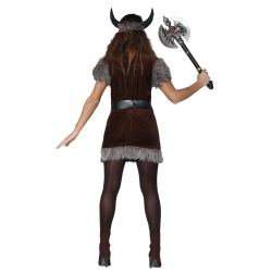 Mujer vestida con un Disfraz de Vikinga, sosteniendo un hacha, con vestido marrón, cinturón y cinta con cuernos.