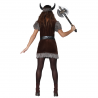 Mujer vestida con un Disfraz de Vikinga, sosteniendo un hacha, con vestido marrón, cinturón y cinta con cuernos.