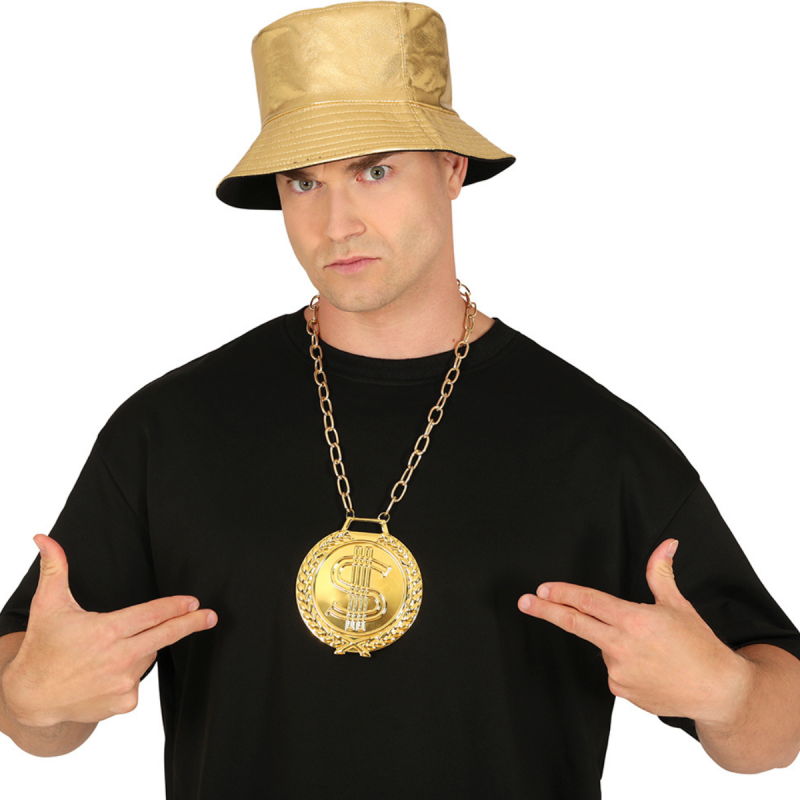 Hombre con un Collar Medallón Dólar Metálico de 11 cm, ideal para disfraces de rapero y fiestas de hip hop.