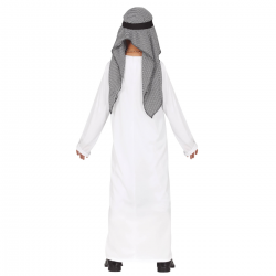 Niño con disfraz de jeque árabe, con túnica blanca y tocado a cuadros, posando con estilo de príncipe del desierto.