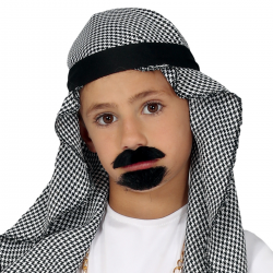 Niño con disfraz de jeque árabe, con túnica blanca y tocado a cuadros, posando con estilo de príncipe del desierto.