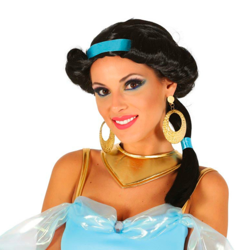 Mujer con peluca de princesa árabe, cabello negro trenzado y cinta azul.