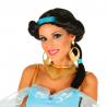 Mujer con peluca de princesa árabe, cabello negro trenzado y cinta azul.