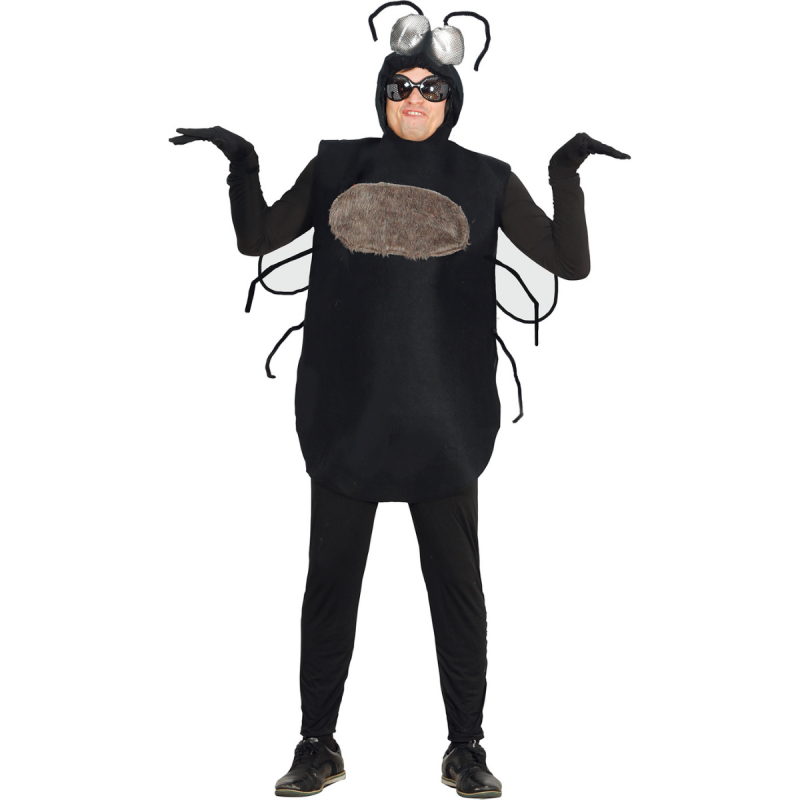 Hombre con disfraz de mosca negro, con alas y capucha con ojos grandes y antenas, posando de manera divertida.