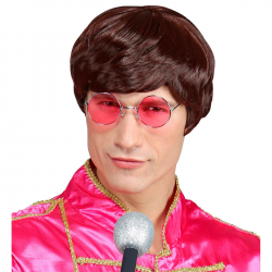 Hombre con peluca Mersey Beat años 60, gafas redondas rosas y chaqueta retro, listo para la música y la diversión.